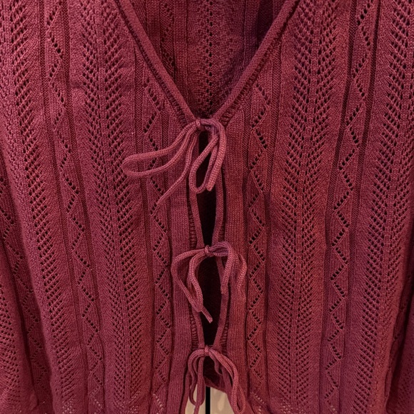 Old Navy Women's Sleeveless Crochet Tie-Front Top - Picture 4 of 4